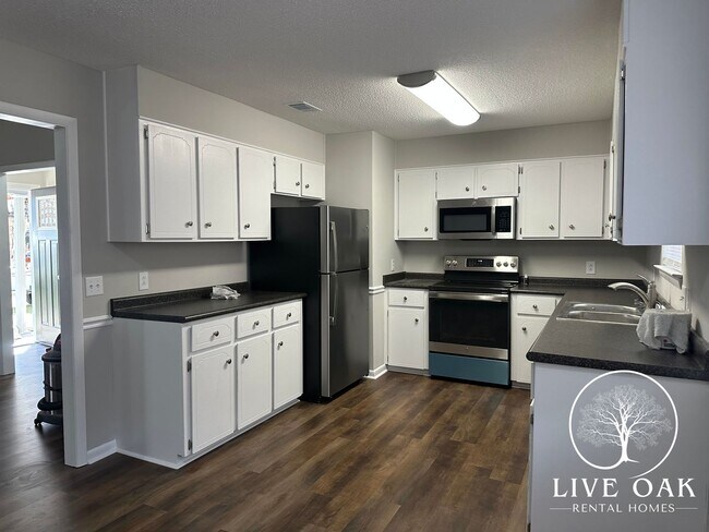 Foto del edificio - 706 Robin Hood Dr