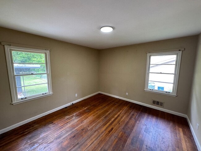Building Photo - 4 Bed 1 Bath House