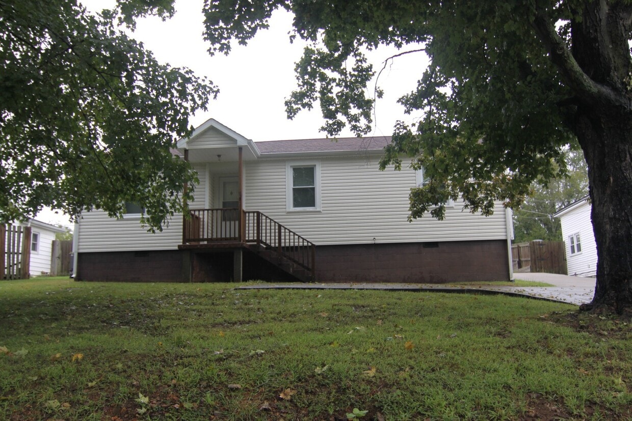 Primary Photo - 3 Bedroom Home For Rent Near Downtown Clar...