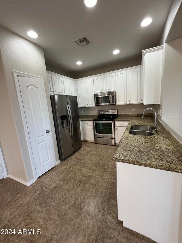 Foto principal - 7132 S 7th Ln