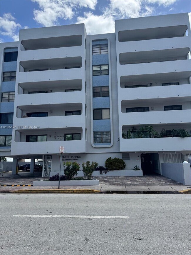 Foto del edificio - 6725 Harding Ave