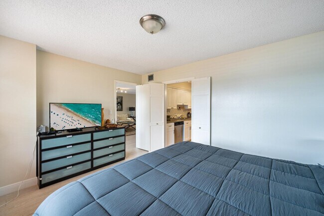 Building Photo - 5100 N Ocean Blvd