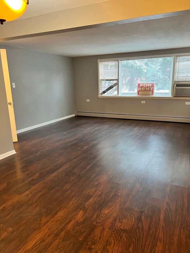 Foto del edificio - 5911 W Addison St