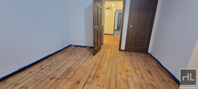 Building Photo - Spacious Two-Bedroom Apartment in Prime Be...