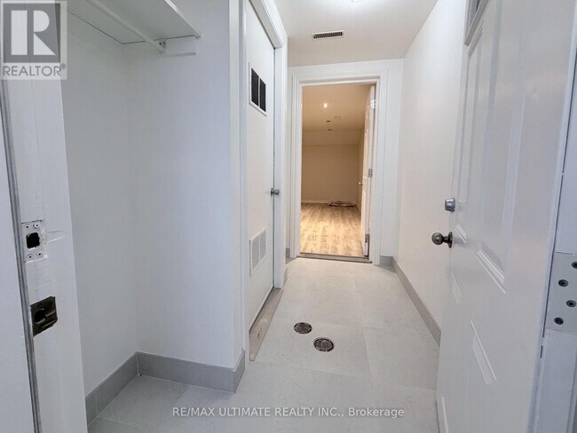 Building Photo - 403 Winona Dr
