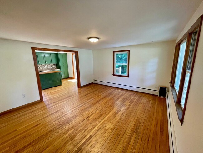 Building Photo - 2-Bedroom Cape in Mystic!
