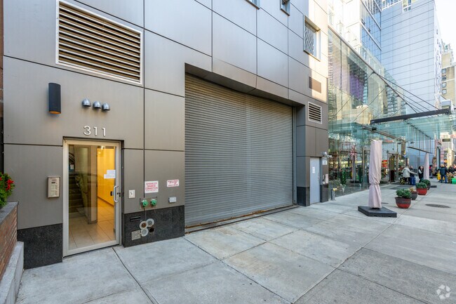 Foto del edificio - 311 W 46th St