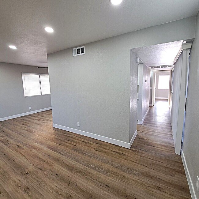 Building Photo - 2ND FLOOR CONDO IN SPRING VALLEY