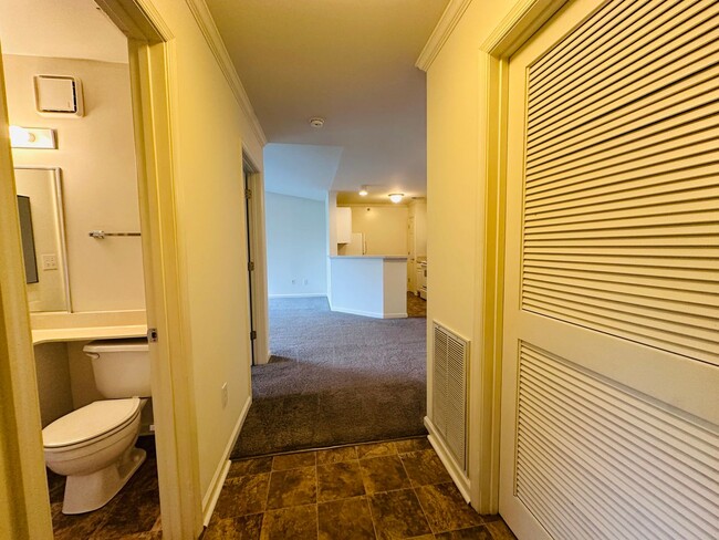 Building Photo - 303 N Knollwood Dr