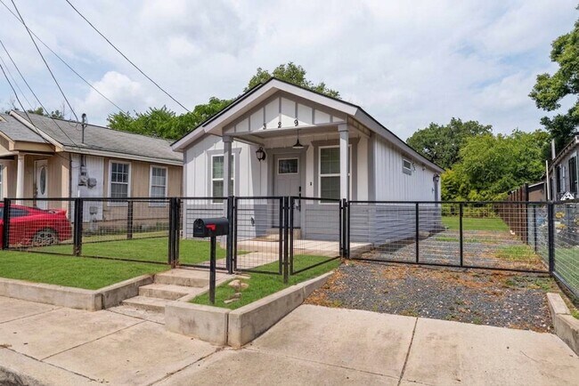 Building Photo - Charming 2-Bed Bungalow with Fenced Yard in Central San Antonio – Modern Comforts, Prime Value