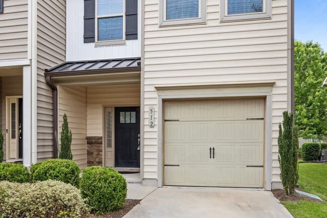 Building Photo - Fantastic 3 Bedroom End-unit Townhome with...