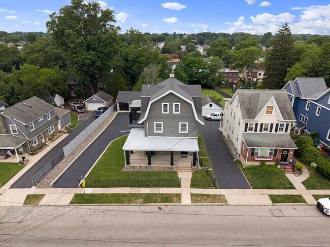 Building Photo - 660 Loraine St
