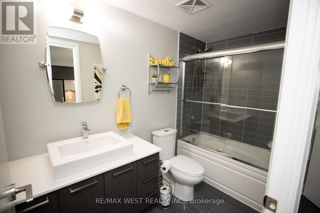 Photo du bâtiment - 4800-4800 Hwy 7