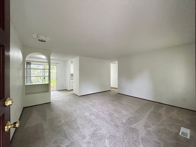 Foto del edificio - Bright and Open 3 Bed, 1 Bath House!