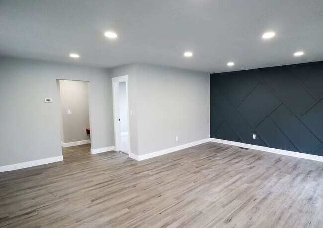 Building Photo - 948 East Atkin Avenue
