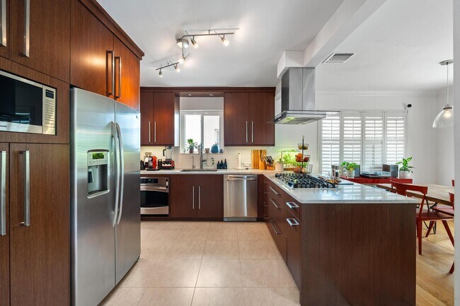 Foto del edificio - 9025 Dickens Ave