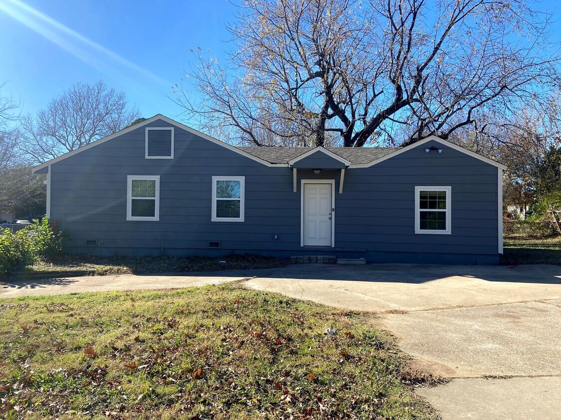 Building Photo - Spacious 4BR/2BA Home with Fenced Yard & A...