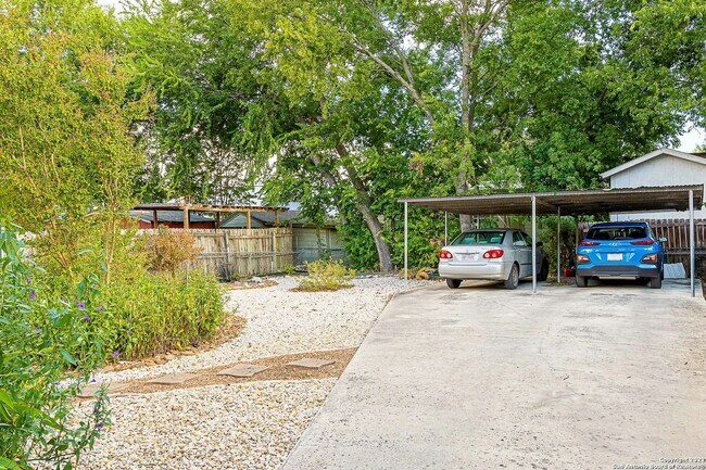 Foto del edificio - 611 W Ridgewood Ct