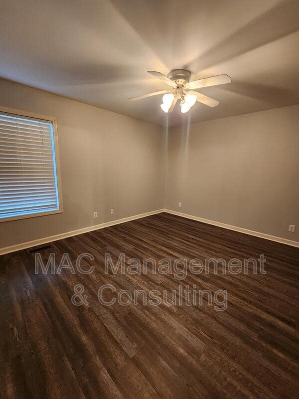 Building Photo - 919 Nottingham Dr
