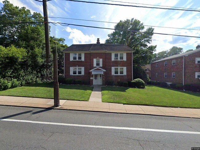 Building Photo - 32 E Springfield Rd