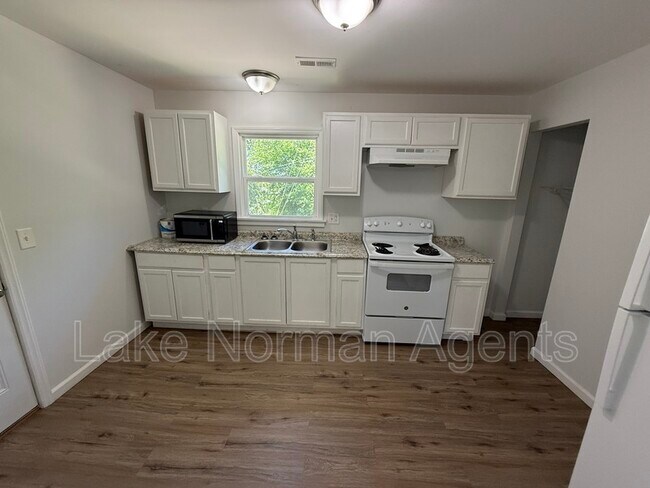 Foto del edificio - 2320 Shade Tree St