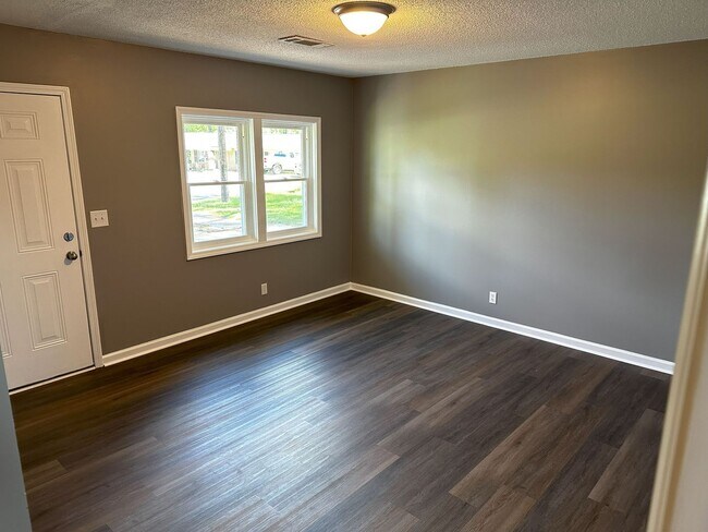 Foto del edificio - 3 Bedroom Home with Wooded Lot