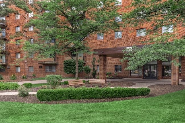 Building Photo - Chestnut Lake