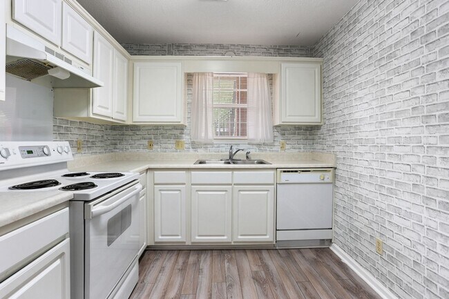 Foto del edificio - 2 Bedroom 2 Bathroom Gated Community