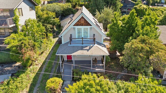 Foto del edificio - 2720 Sq. Ft. Character Home with 3 Bedroom...
