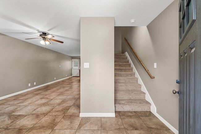 Building Photo - Two Bedroom Town House Off Exit 1!