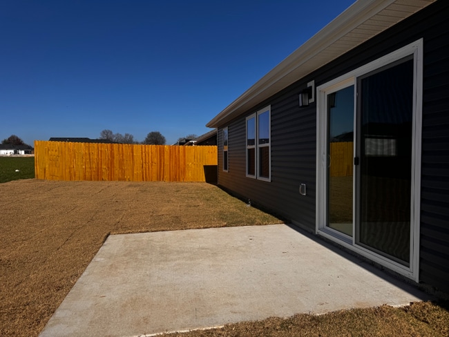 Building Photo - 935 N Labrador Ave