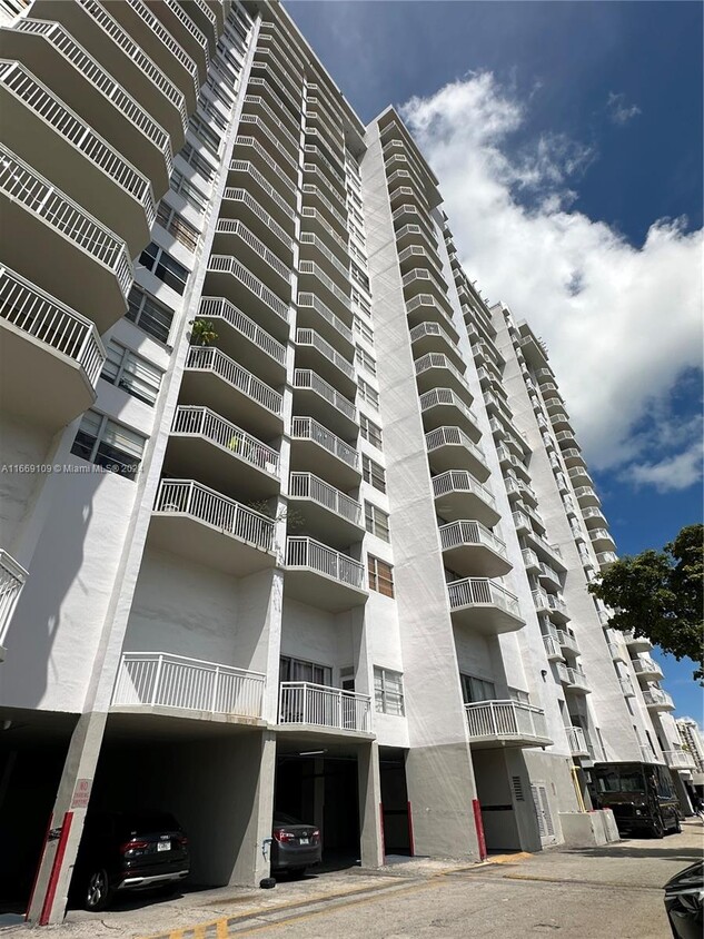 Foto principal - 18031 Biscayne Blvd