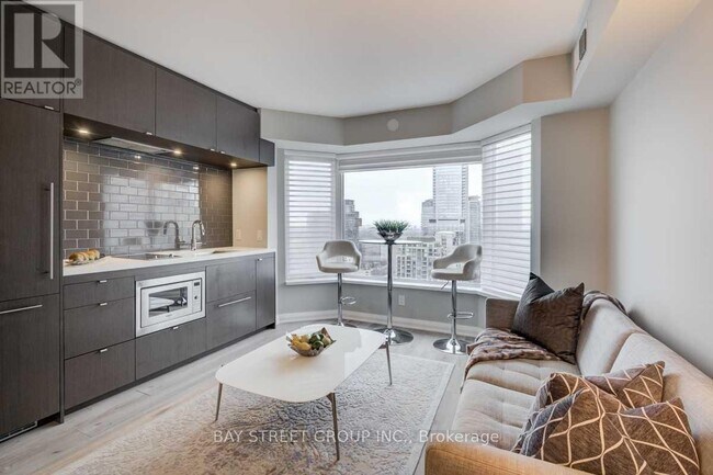 Photo du bâtiment - 155 Yorkville Ave