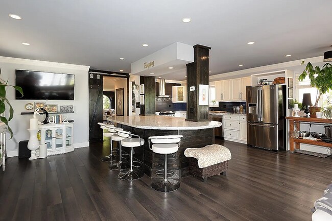 Photo du bâtiment - 325 24th St W