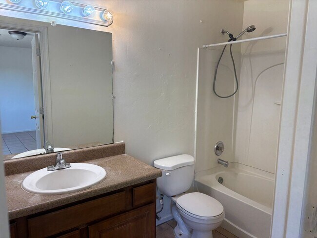 Foto del edificio - Beautifully Renovated 3 Bedroom Home -A/C-...