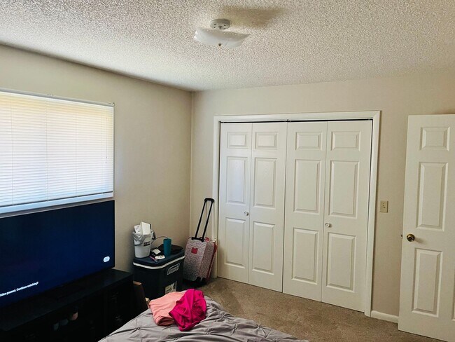 Foto del edificio - 332-334 Covert Ln