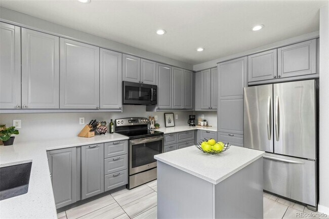 Building Photo - 5733 S Yakima Way