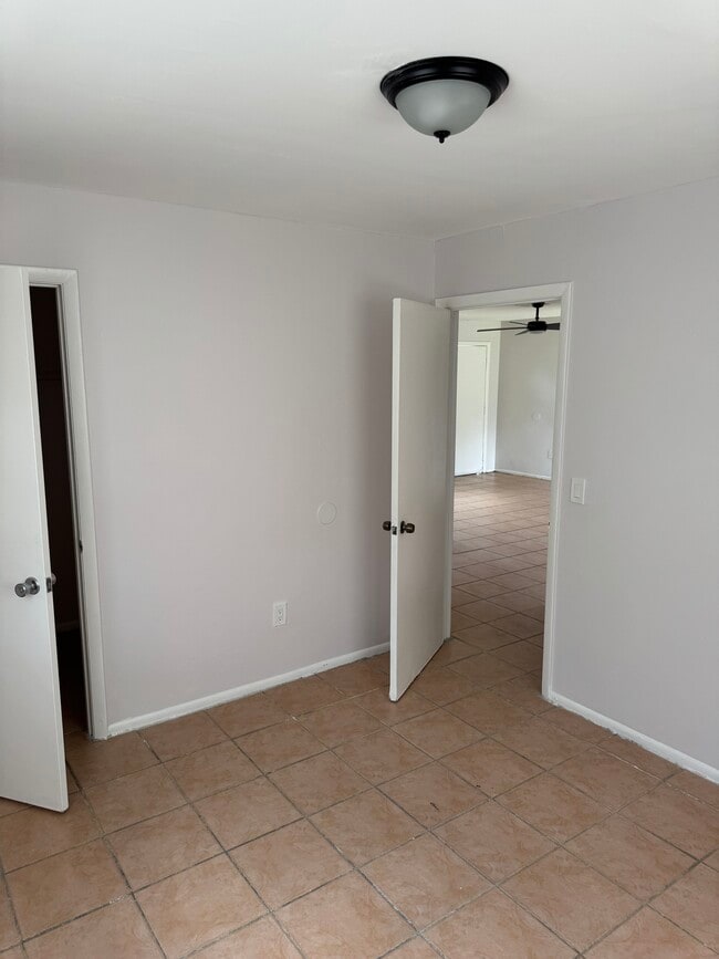 Building Photo - 2147 Laura Ln