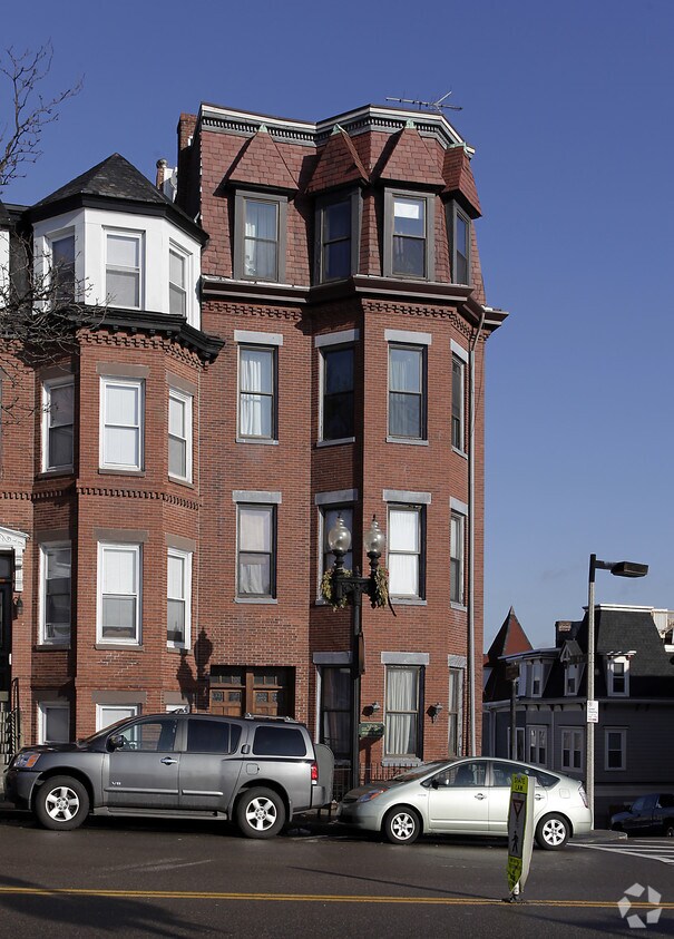 Building Photo - 564 E Broadway
