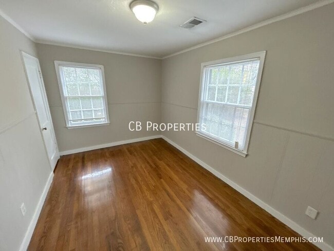 Building Photo - 1111 Robin Hood Ln