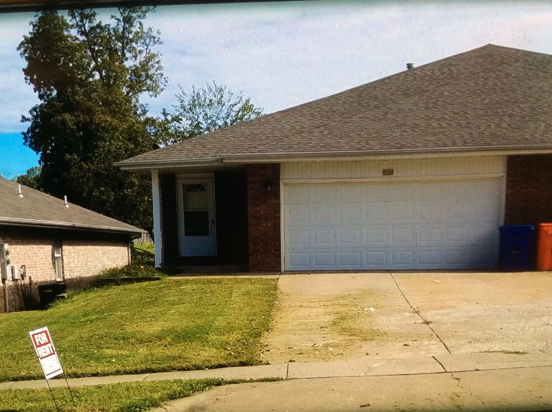 Primary Photo - 2772 S Moore Ave