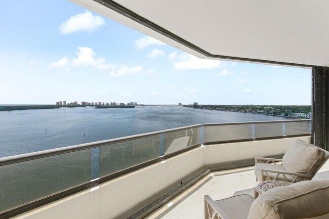 Foto del edificio - 100 Lakeshore Dr