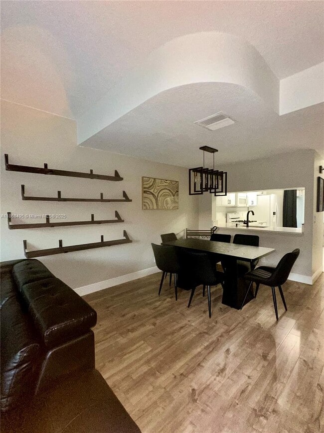 Building Photo - 7821 Sanibel Dr