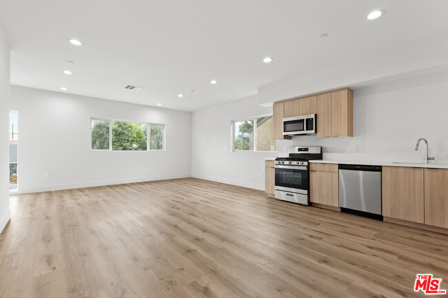 Foto del edificio - 6937 Simpson Ave
