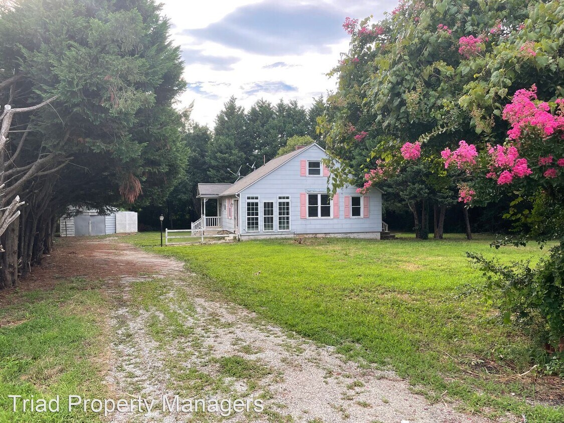 Primary Photo - 1 br, 1 bath House - 210 S. Chimney Rock Rd.
