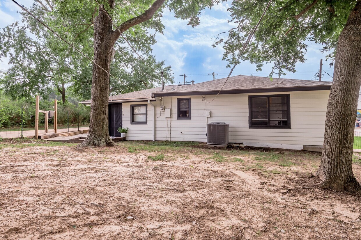 Primary Photo - 2515 Montgomery Rd