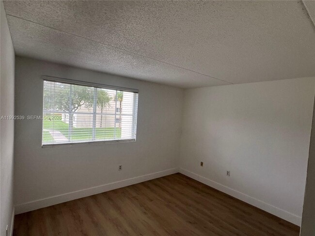 Foto del edificio - 6155 NW 186th St