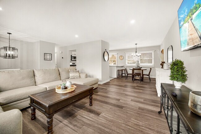 Foto del edificio - 706 Christy Ln