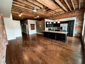 Building Photo - 412 South Ave