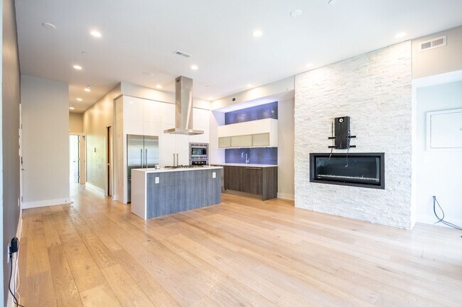 Building Photo - Stunning 2 BR/2 BA Condo in Columbia Heights!